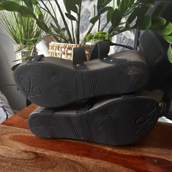OTBT Black and Brown Wedge Sandals - Picture 4 of 4